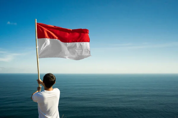 Ασιάτης/ισσα αρσενικό με ινδονησιακή σημαία γιορτάζει ημέρα ανεξαρτησίας — Φωτογραφία Αρχείου