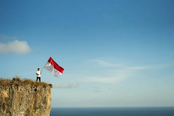 독립 기념일을 축하하는 인도네시아 국기를 가진 아시아 남성 — 스톡 사진