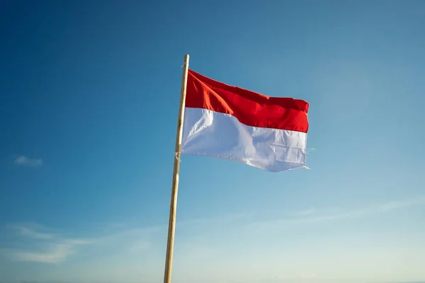 Bendera indonesia di bawah langit biru — Stok Foto