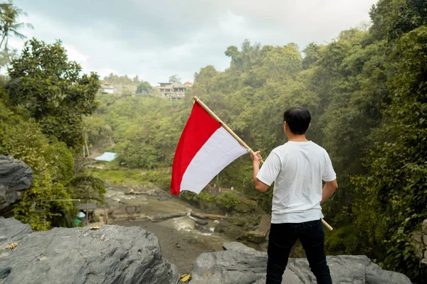 Pria asia dengan bendera indonesia merayakan hari kemerdekaan — Stok Foto