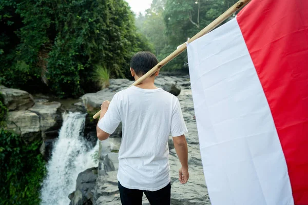 独立記念日を祝うインドネシア国旗を持つアジアの男性 — ストック写真