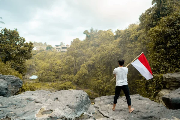 Asiatico maschio con indonesiano bandiera celebrazione indipendenza giorno — Foto Stock