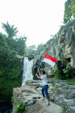 bağımsızlık gününü kutlayan Endonezya bayrağı ile asyalı erkek