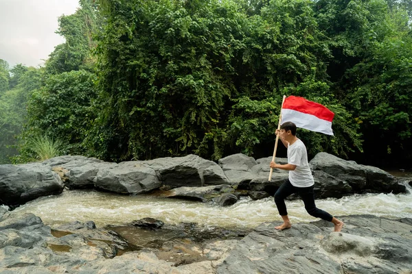 Asiatico maschio con indonesiano bandiera celebrazione indipendenza giorno — Foto Stock