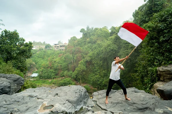 Pria asia dengan bendera indonesia merayakan hari kemerdekaan — Stok Foto