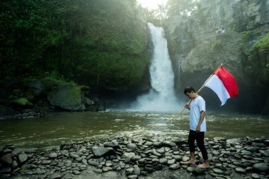 dağın tepesinde endonezya bayrağı ile adam