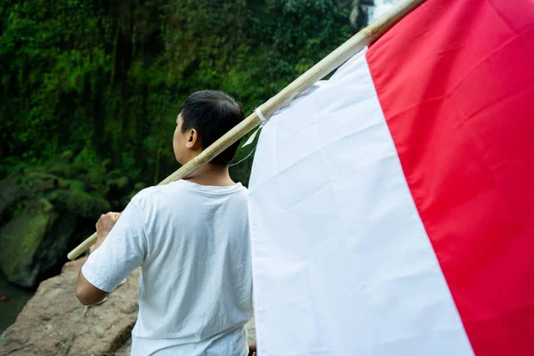 독립 기념일을 축하하는 인도네시아 국기를 가진 아시아 남성 — 스톡 사진
