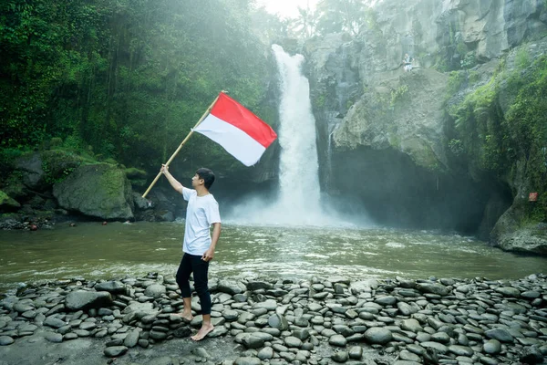 Asiatico maschio con indonesiano bandiera celebrazione indipendenza giorno — Foto Stock