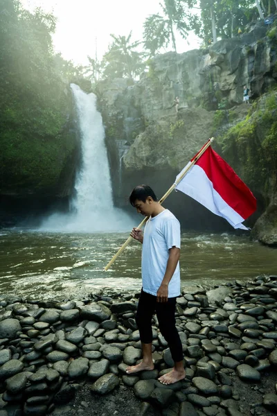 Pria asia dengan bendera indonesia merayakan hari kemerdekaan — Stok Foto