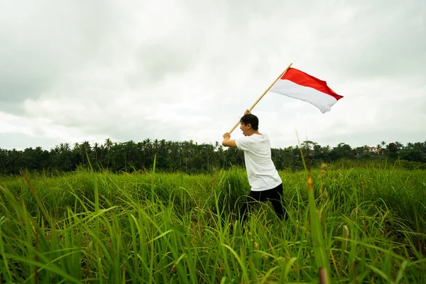 Asiatischer Mann mit indonesischer Flagge zum Unabhängigkeitstag — Stockfoto