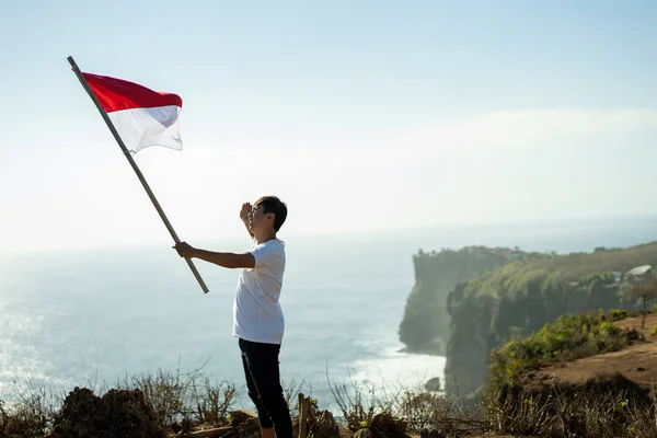 Orang dengan bendera indonesia indonesia di puncak gunung — Stok Foto