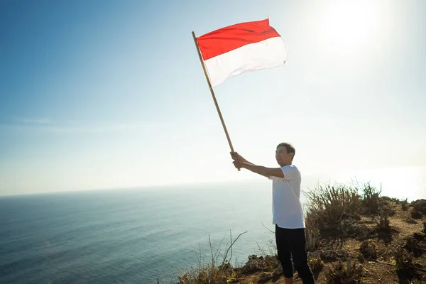 Pria asia dengan bendera indonesia merayakan hari kemerdekaan — Stok Foto