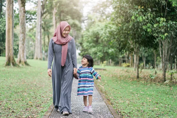 Waktu berkualitas terselubung ibu dengan anak kecil pergi ke taman — Stok Foto