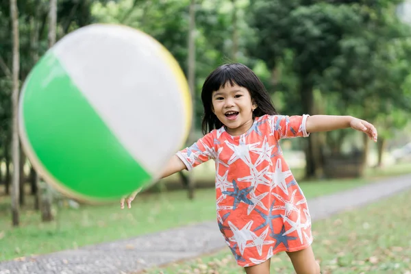 公園でバルーンボールを演奏する小さな女の子 — ストック写真
