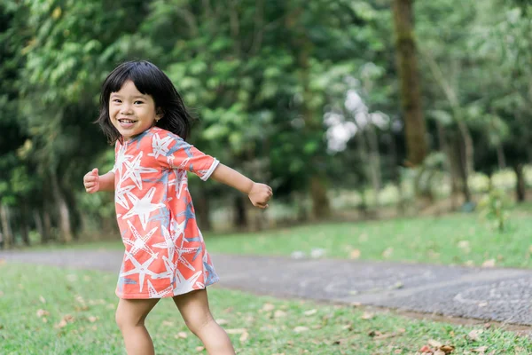 笑顔でアジアのかわいい女の子は一人で遊んで楽しむ — ストック写真