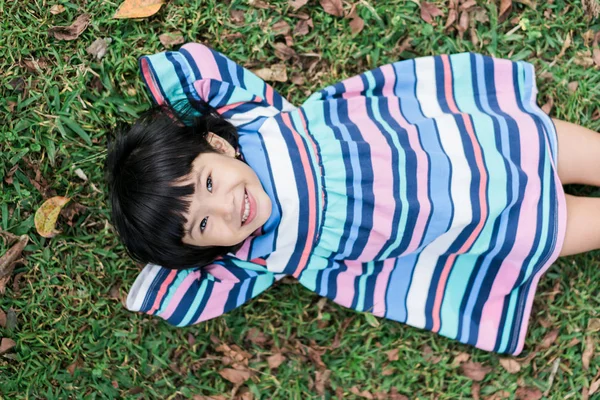 Szépség ázsiai kislány mosoly, amikor a szabadidő — Stock Fotó