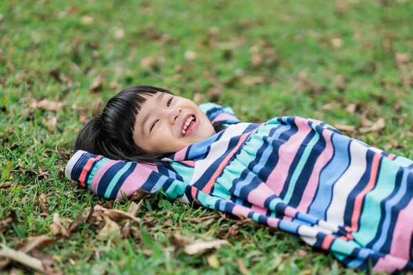 Bel sorriso di bambina quando rilassarsi sdraiarsi — Foto Stock