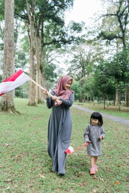 asya peçeli anne zekâ doughter Endonezya bayrağı çırpma
