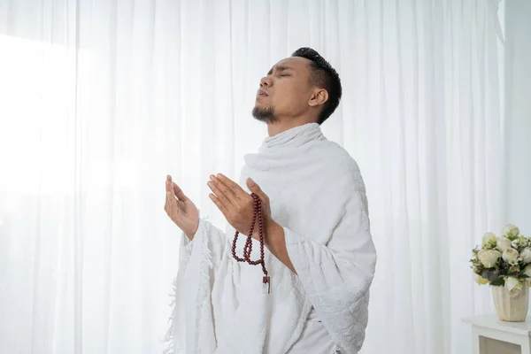 Muslim muž modlí v bílém tradičním oblečení — Stock fotografie