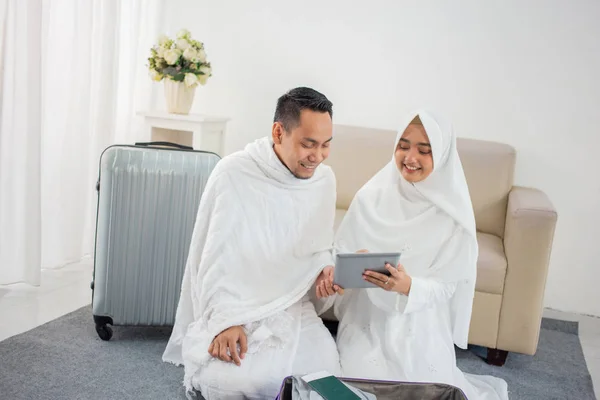 Muslimische Familie bereitet Gepäck vor dem Hadsch vor — Stockfoto