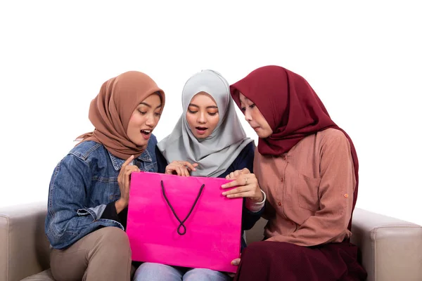 Jonge hijab vrouwen verrast open hun Shopping Bag — Stockfoto