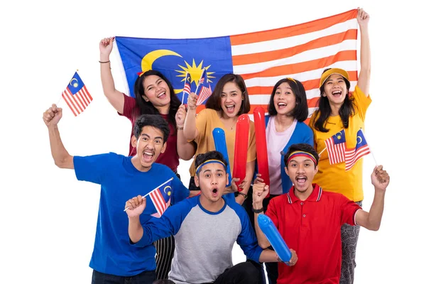 Pessoas segurando bandeira da Malásia celebrando o dia da independência — Fotografia de Stock