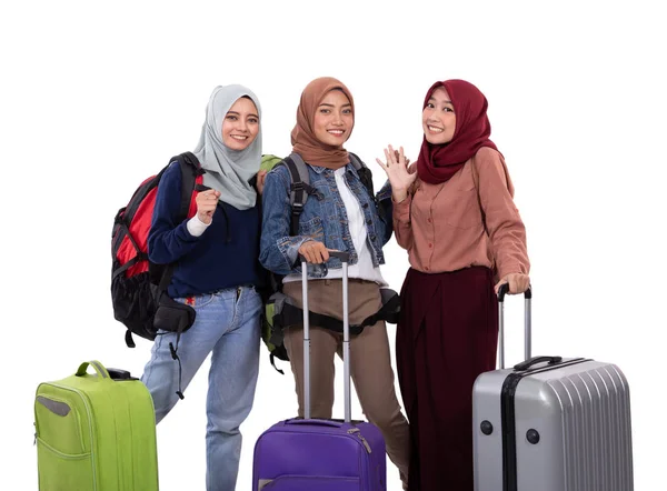 Trois hijab femme debout tenant valise et sac de transport — Photo