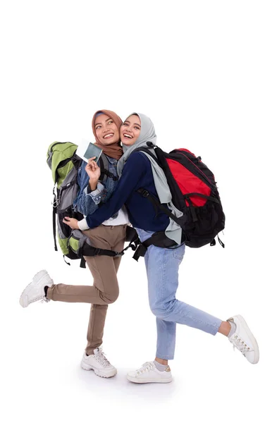 Feliz mochileiro muçulmano sorrindo isolado sobre fundo branco — Fotografia de Stock