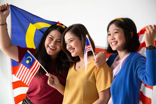 Τρεις μαλαισιανές γυναίκες που κατέχουν εθνική σημαία Μαλαισίας — Φωτογραφία Αρχείου