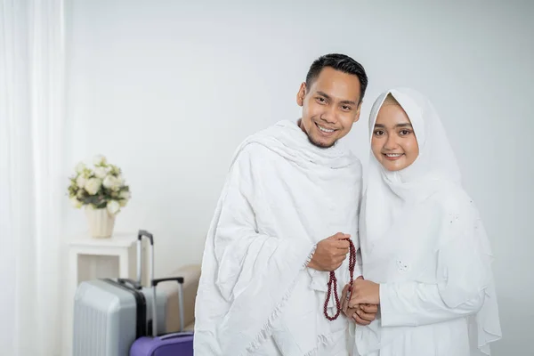 Muslimische Pilger Frau und Mann in weißer traditioneller Kleidung — Stockfoto