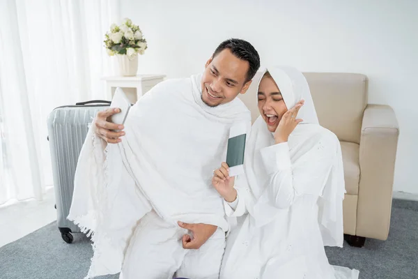 Beyaz geleneksel giysiler selfie Müslüman aile — Stok fotoğraf