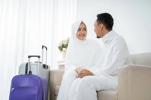 Moslim paar zitten het dragen van witte traditionele kleren voor Umrah — Stockfoto