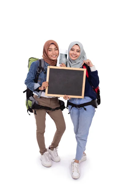 Muzułmańskich Backpacker na białym tle szczęśliwy uśmiechający się — Zdjęcie stockowe