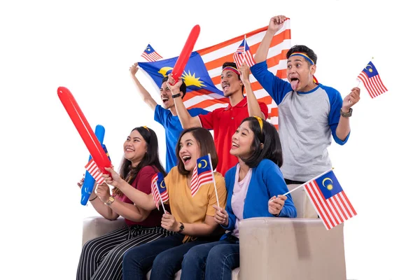 Pessoas segurando bandeira da Malásia celebrando o dia da independência — Fotografia de Stock