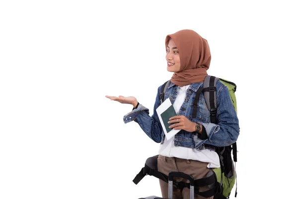 Asiatische Hijab-Frau aufgeregt mit Ticket und Pass stehend mit Handgeschenk etwas Geste — Stockfoto