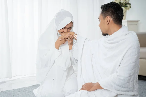 Jabat tangan istri mencium tangan suami setelah berdoa — Stok Foto