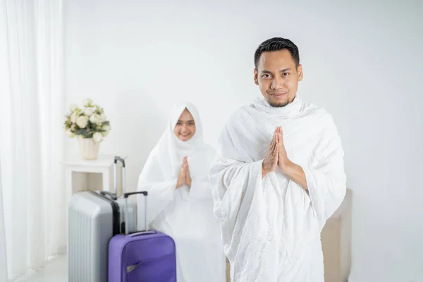 Jonge man draagt witte traditionele kleren voor Ihram klaar voor Hajj — Stockfoto