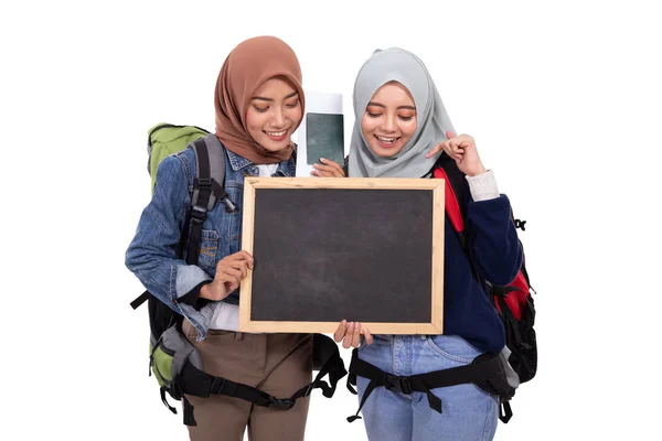 快乐的穆斯林背包客微笑孤立在白色背景 — 图库照片