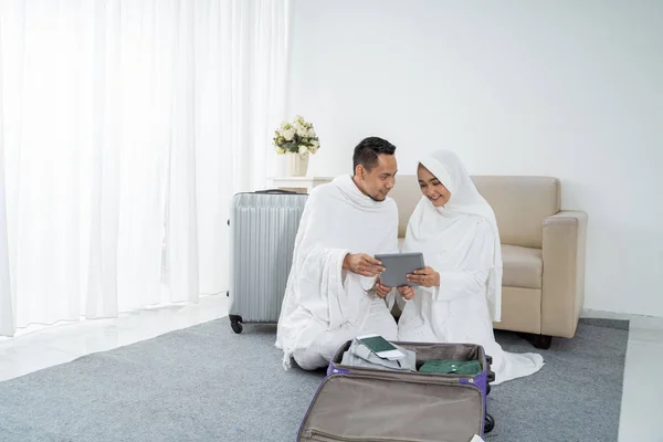 Muslimische Pilger Frau und Mann bereiten Artikel vor — Stockfoto