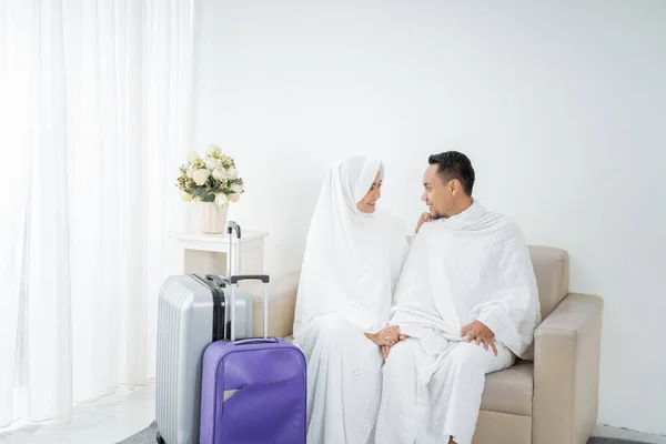 妻子和丈夫在白色传统服装为伊拉姆 — 图库照片