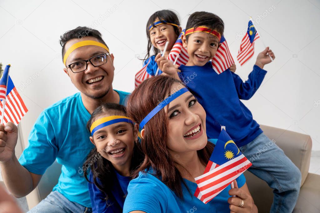 malaysia family with kids take selfie