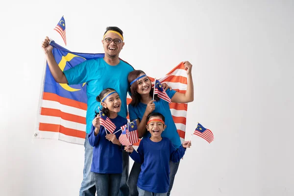 Malaysiska familj Holding Malaysia flagga över vit bakgrund — Stockfoto