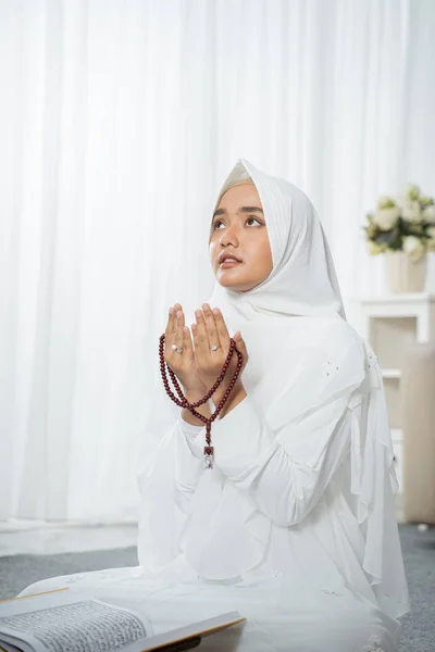Μουσουλμάνα νεαρή γυναίκα προσεύχεται με λευκά παραδοσιακά ρούχα — Φωτογραφία Αρχείου