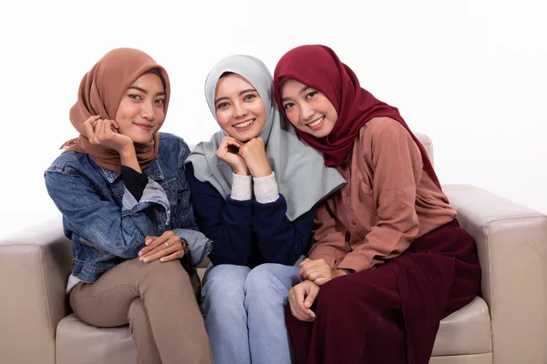 Freundschaft von drei verschleierten Frauen beim Entspannen auf der Couch — Stockfoto