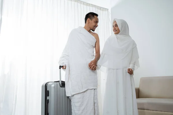 Casais muçulmanos esposa e marido pronto para Hajj — Fotografia de Stock