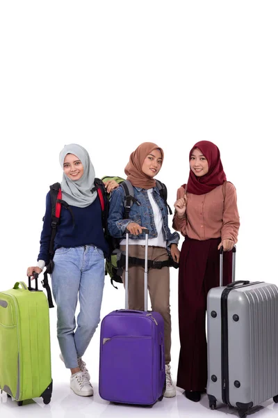 Groep hijab reiziger Holding koffer en staande draagtas — Stockfoto