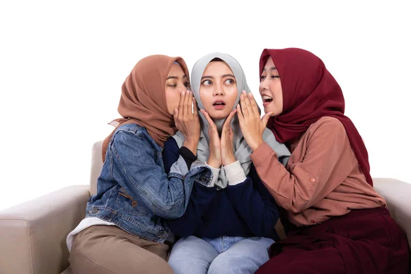 Wanita berkerudung Asia terkejut ketika temannya berbisik — Stok Foto