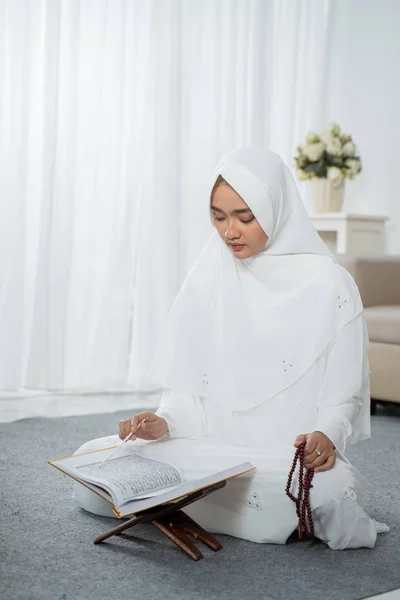 Wanita muda asia berdoa dengan Al-Quran dan tasbih — Stok Foto