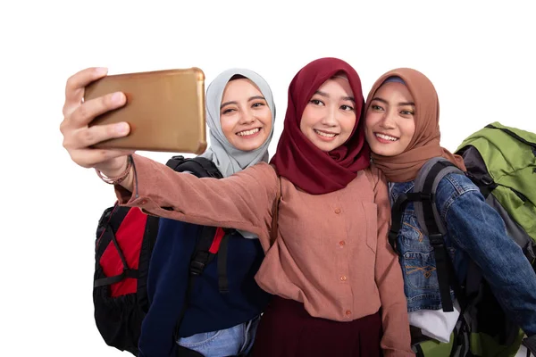 Retrato de la felicidad de hijab viajero selfie junto con el smartphone — Foto de Stock