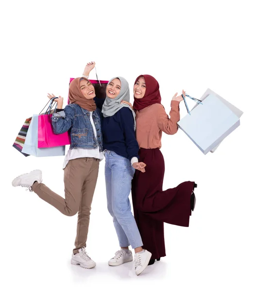 Mulheres animado ao transportar saco de papel — Fotografia de Stock